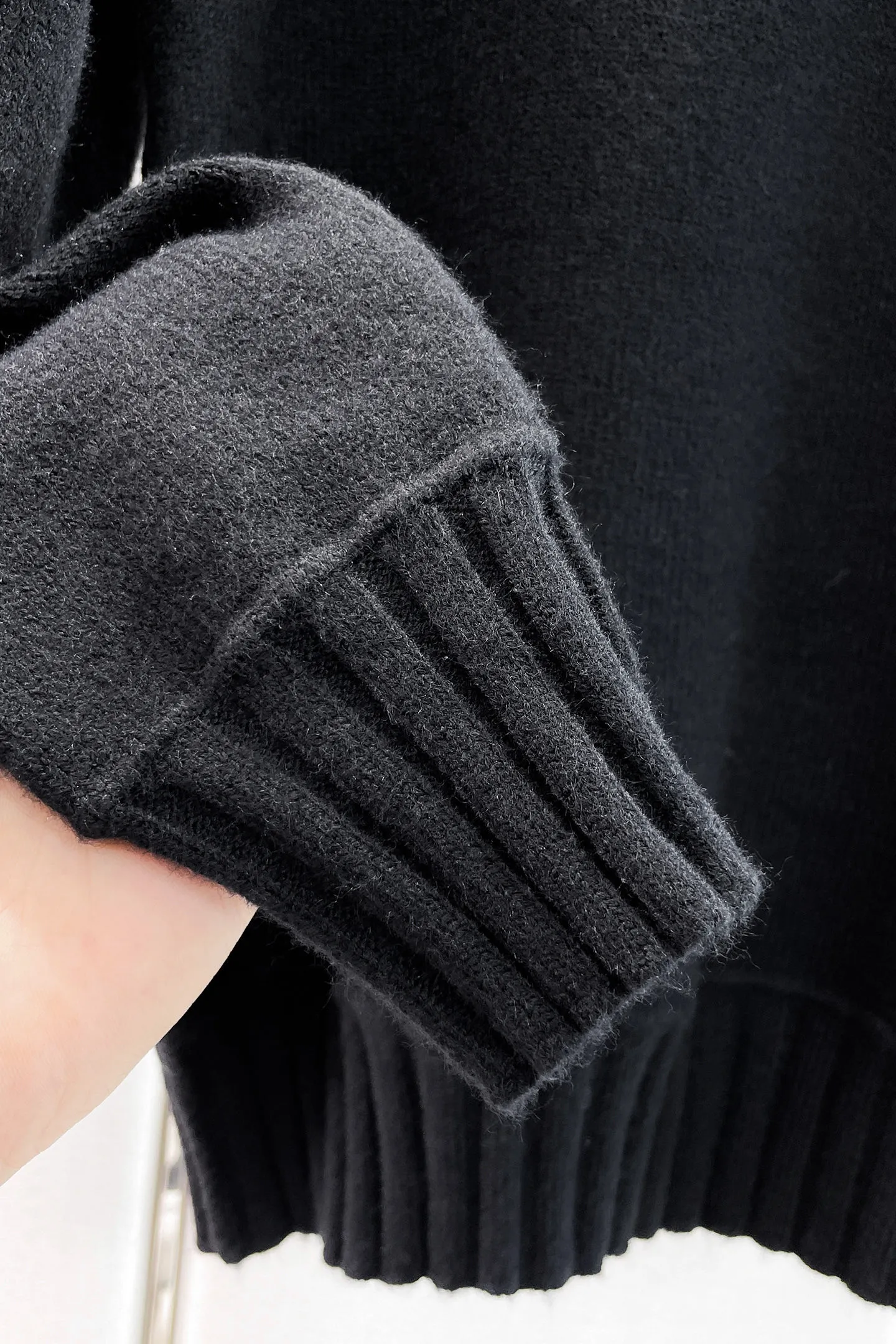 LP's new autumn and winter low-key luxury sweater, a trendy gentleman's round neck Premium sweater. Wool yarn blending. Only double-layer yarn can produce such a premium effect. It is a channel product of a trading company. It is a winter star-level item. It is easy to wear and practical. It is an all-purpose basic Versatile style. The texture is excellent. It is skin-friendly and comfortable without scratching. It is a high-end fashion base layer that is extremely comfortable whether worn alone or layered. It has an excellent texture for close-fitting wear. Demonstrate high-end and invincible fashion! Slim-fitting but not tight, with high elasticity on all sides, it is definitely a very comfortable upper body experience. It is a must-have item for winter wear! The wiring is neat and delicate, the details are exquisite, and the upper body effect is excellent. There is no age limit, and it is the best product on the Internet! Size: S M L